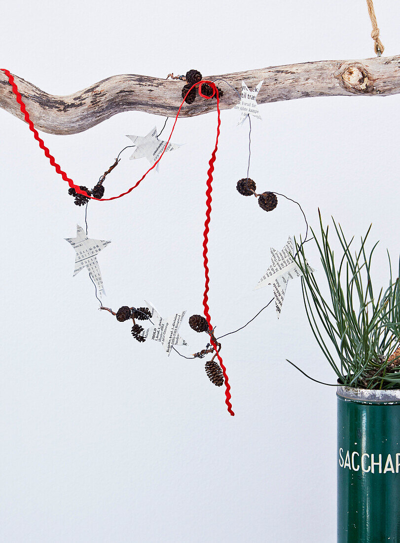 DIY Christmas garland with stars made of newspaper