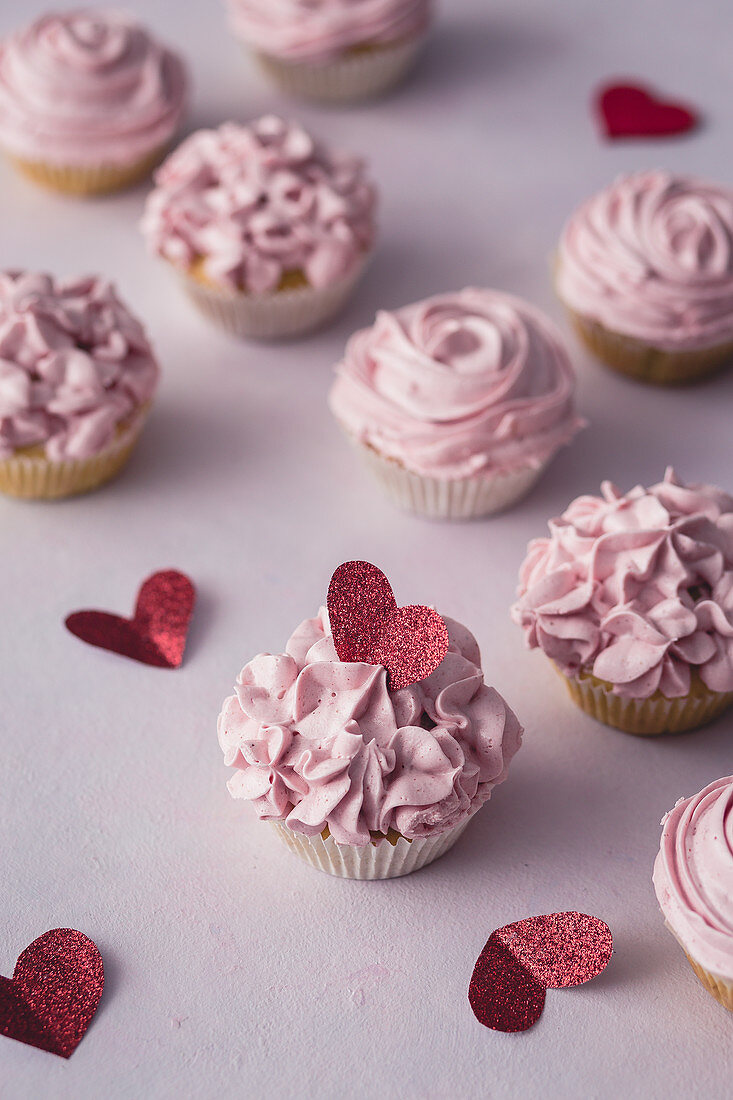 Cupcakes mit rosa Frosting zum Valentinstag