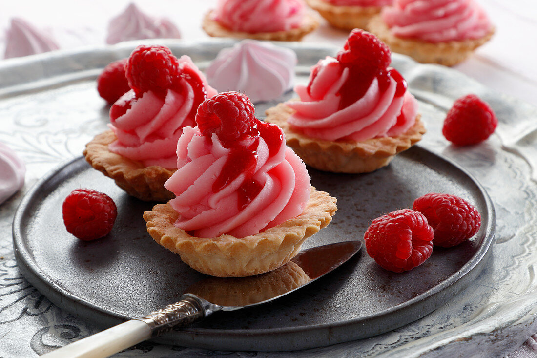 Cupcakes mit Himbeercreme und Himbeersauce