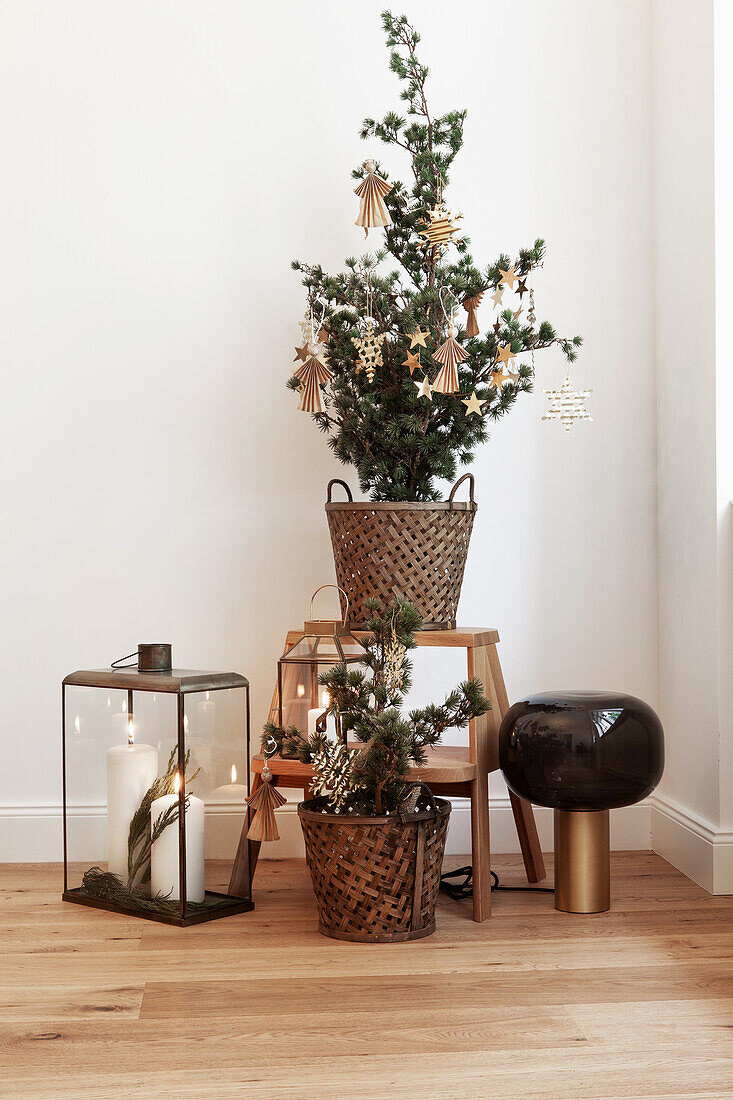 Weihnachtsbaum mit filigranem Baumschmuck und Bodenlaterne in Zimmerecke