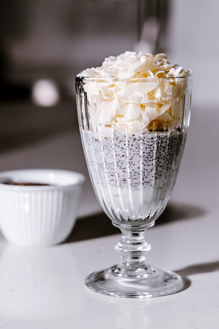 Chiasamen-Kokosmilch-Pudding mit Kokoschips im Glas (vegan)