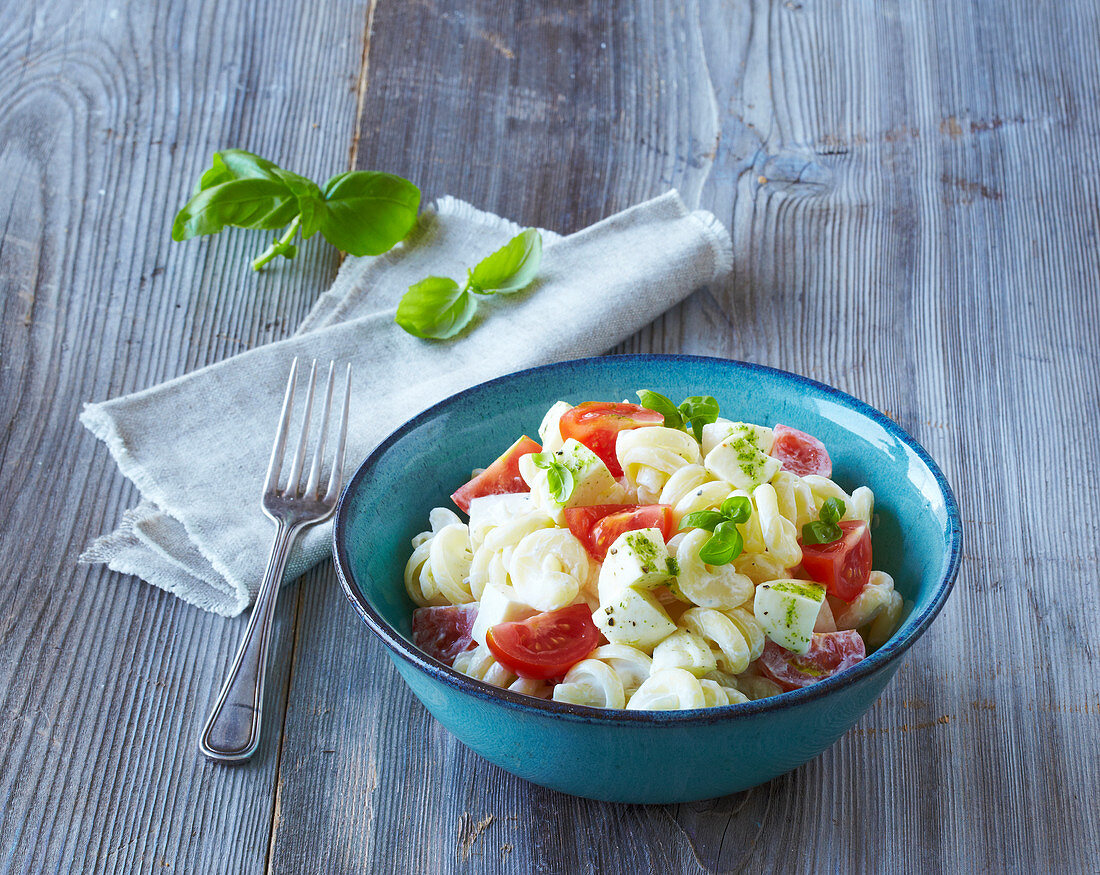 Nudelsalat mit Tomaten, Mozzarella und Basilikum