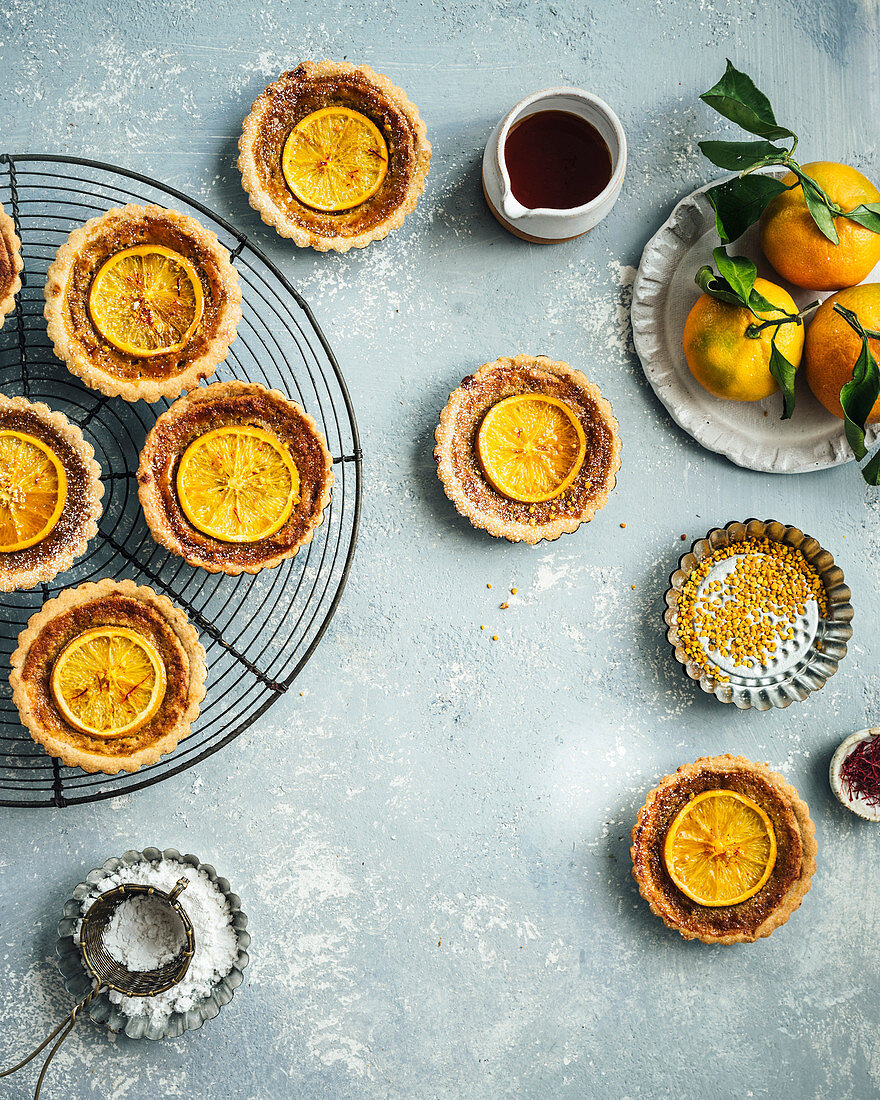Orangen-Safran-Törtchen mit Mandelcreme, Bienenpollen und Honig