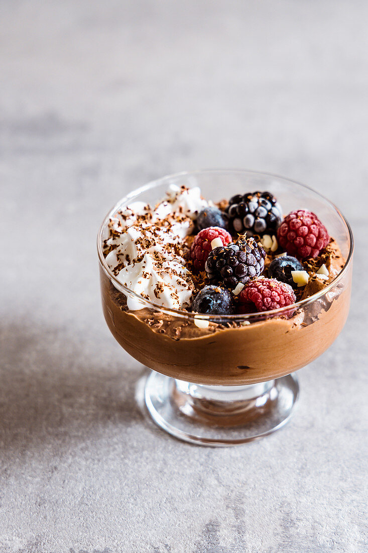 Schokoladenmousse mit Schlagsahne, Beeren und weißer Schokolade