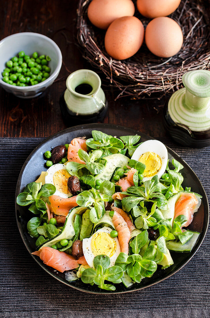 Salat mit geräuchertem Lachs und gekochtem Ei