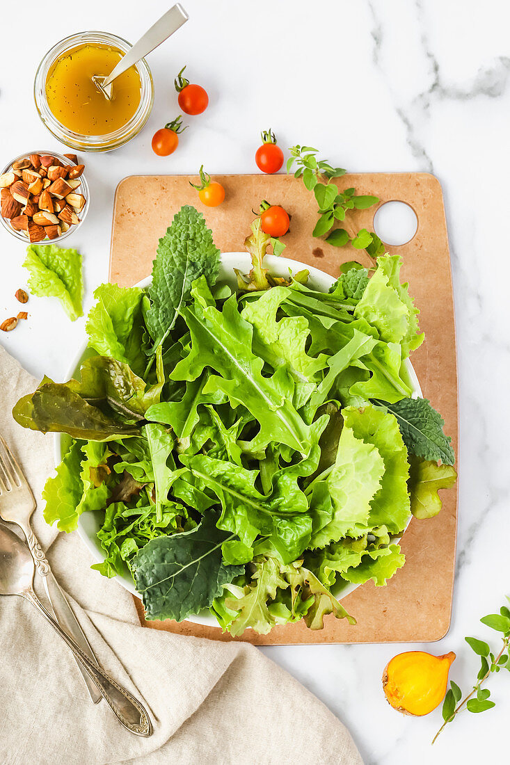 Ein grüner Salat in einer Schüssel