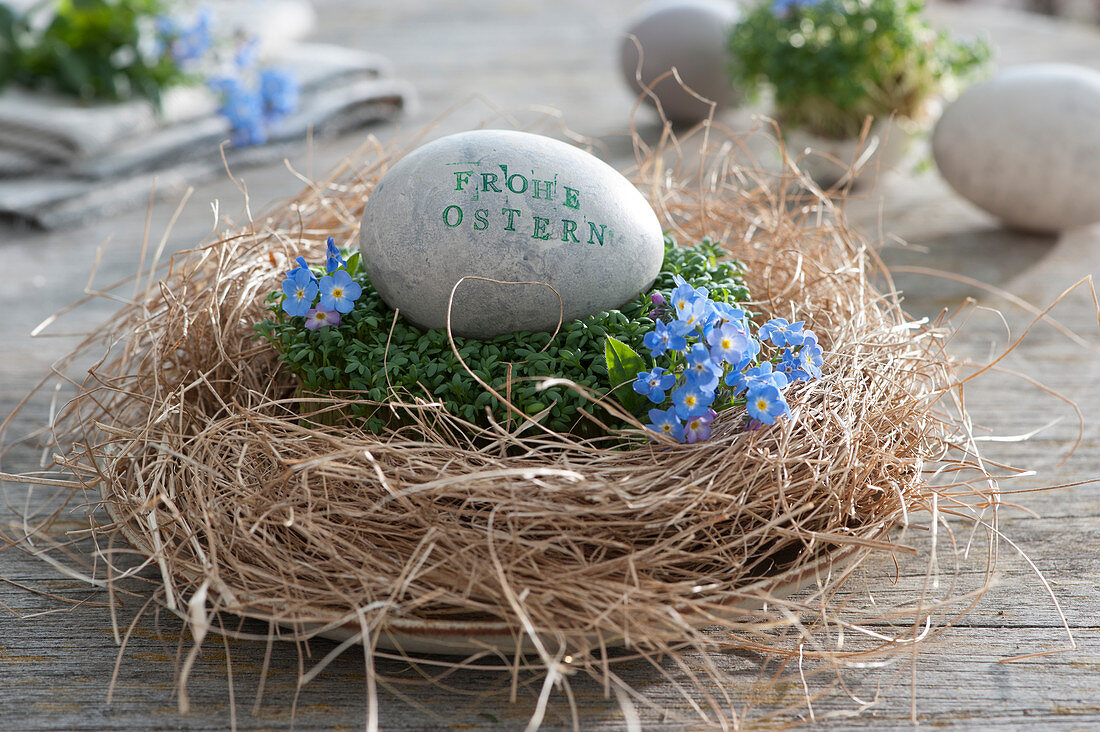 Ostertischdeko: Osterei mit Botschaft Frohe Ostern auf Kresse mit Blüten von Vergißmeinnicht