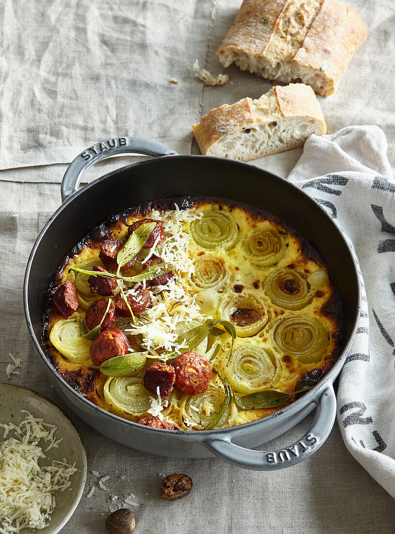 Zwiebel-Kartoffel-Gratinade mit Wurst