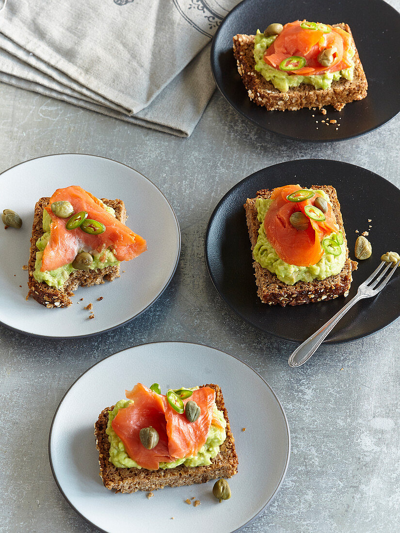 Offene Sandwiches mit Avocado, Lachs und Kapern