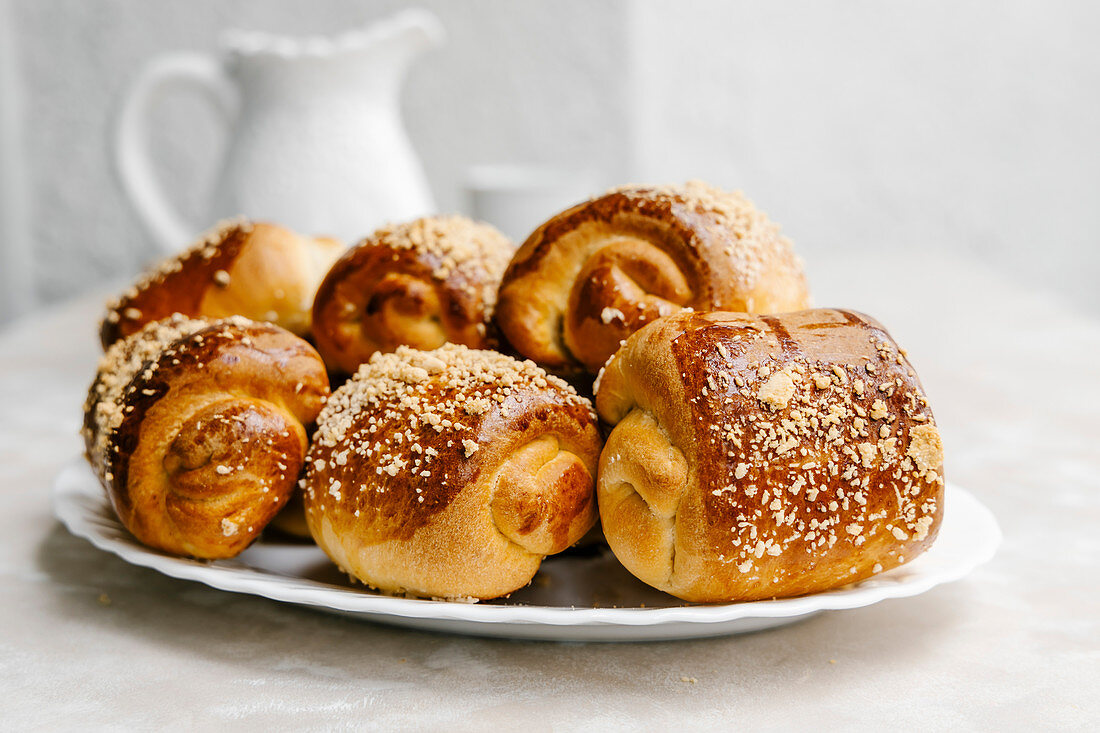 Vanillebrötchen mit Sevilla-Orangenmarmelade und Streuseln