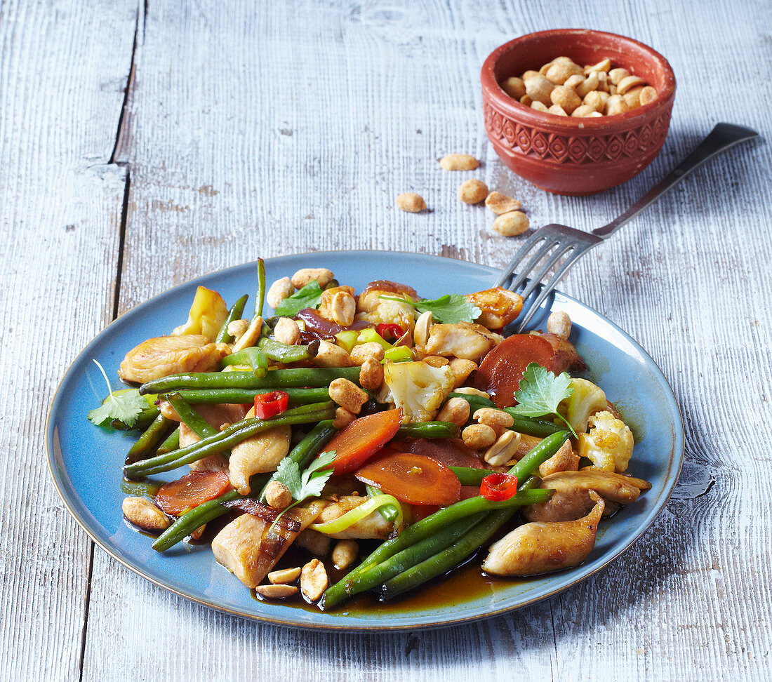 Chicken with vegetable and peanuts