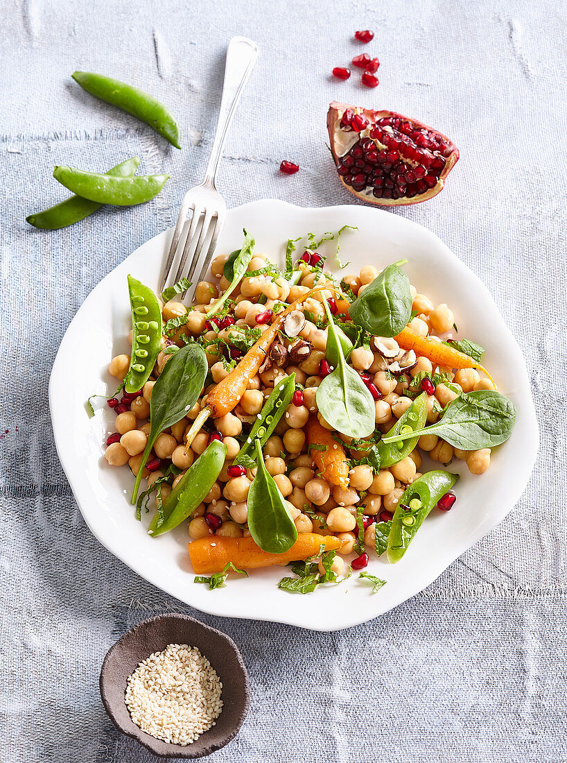 Kichererbsensalat mit Karotten und Spinat