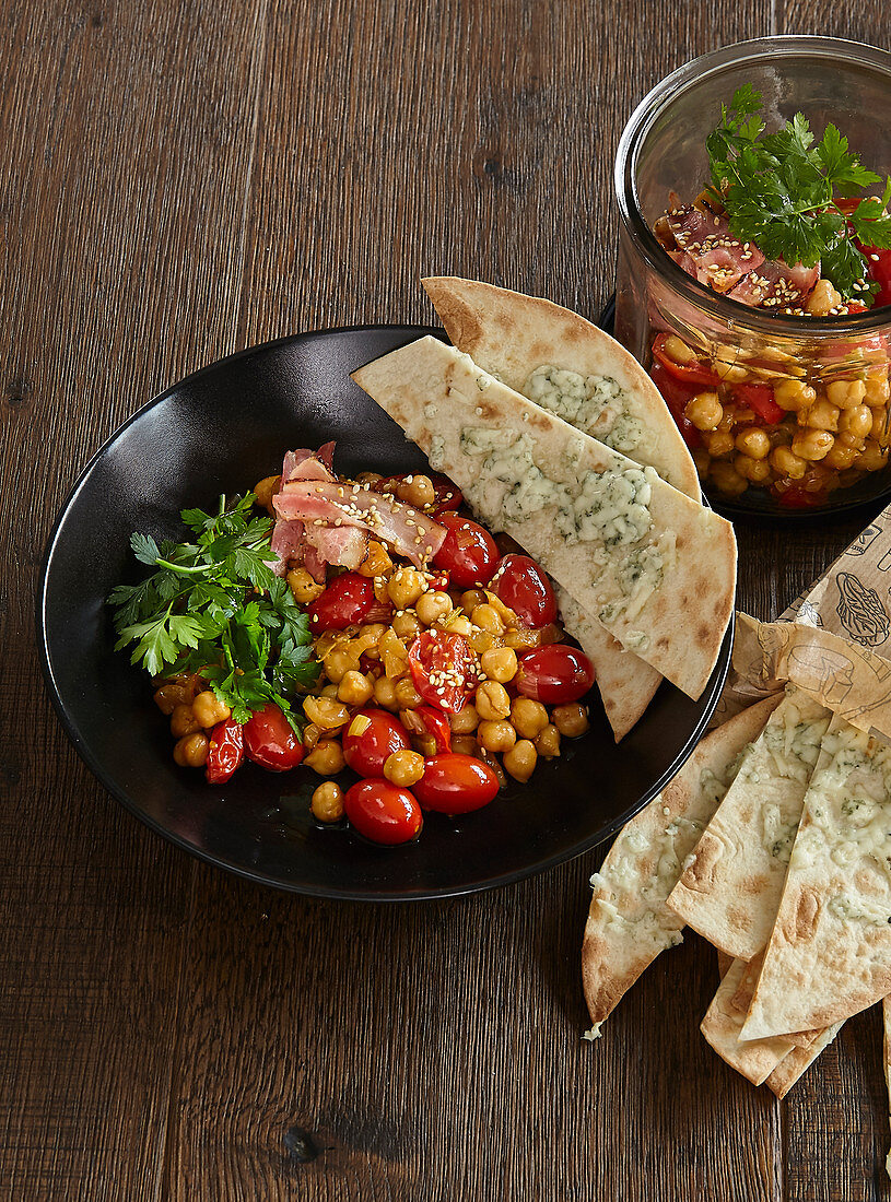 Kichererbsen mit Tomaten und knusprigem Käsebrot