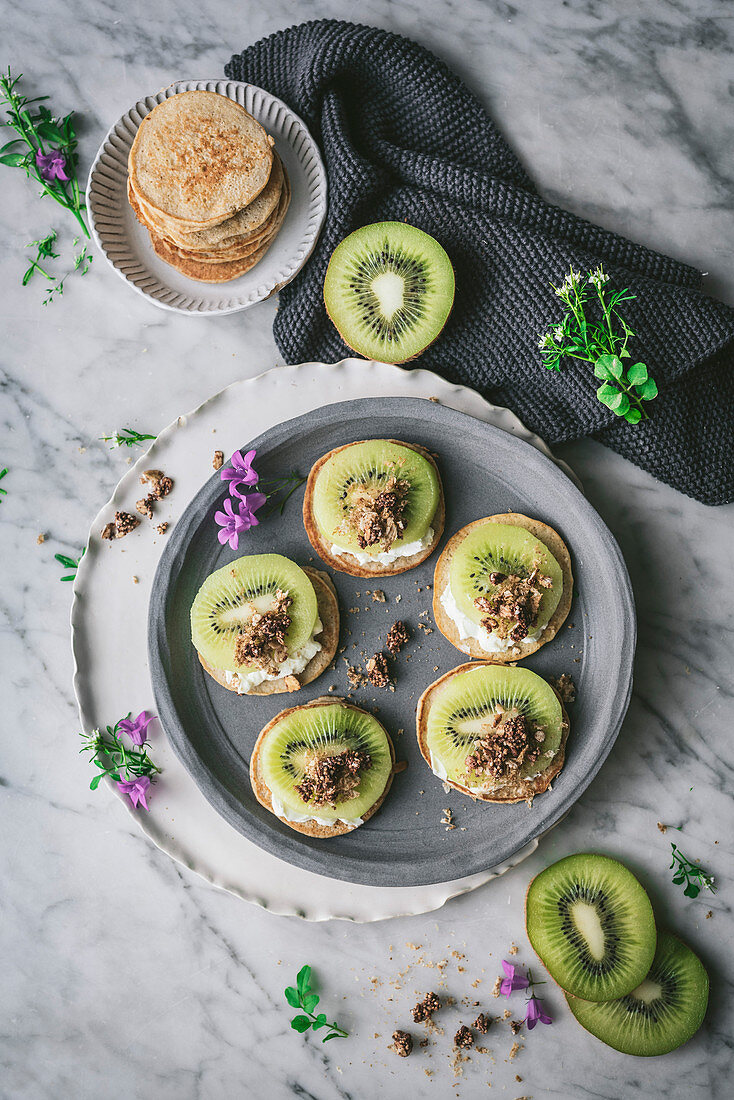 Mini pancakes with kiwi fruit and ricotta