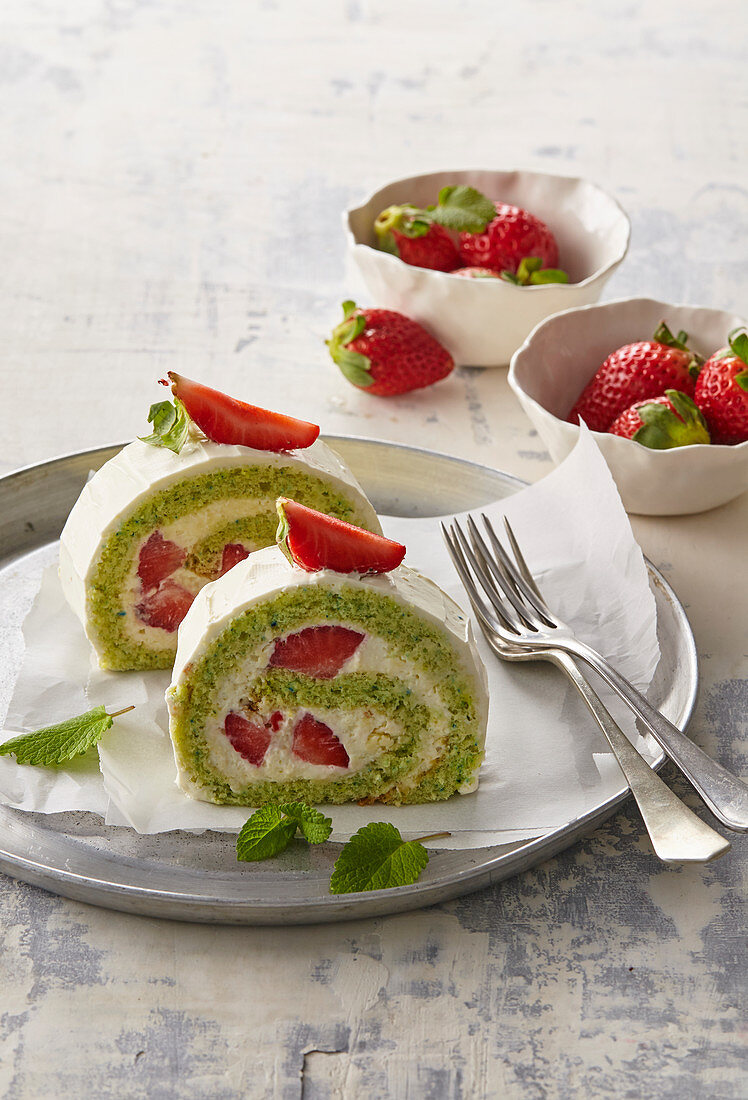 Mint roll with strawberries and white chocolate cream