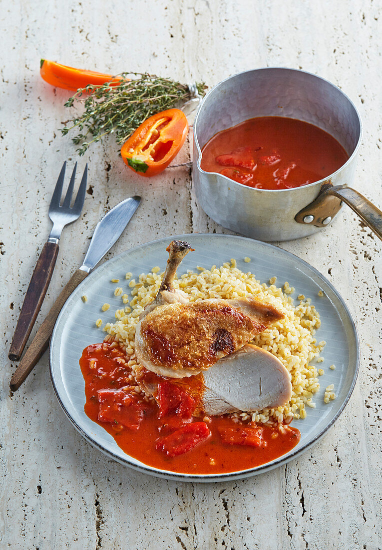 Hähnchenbrust mit Paprikasauce und Bulgur