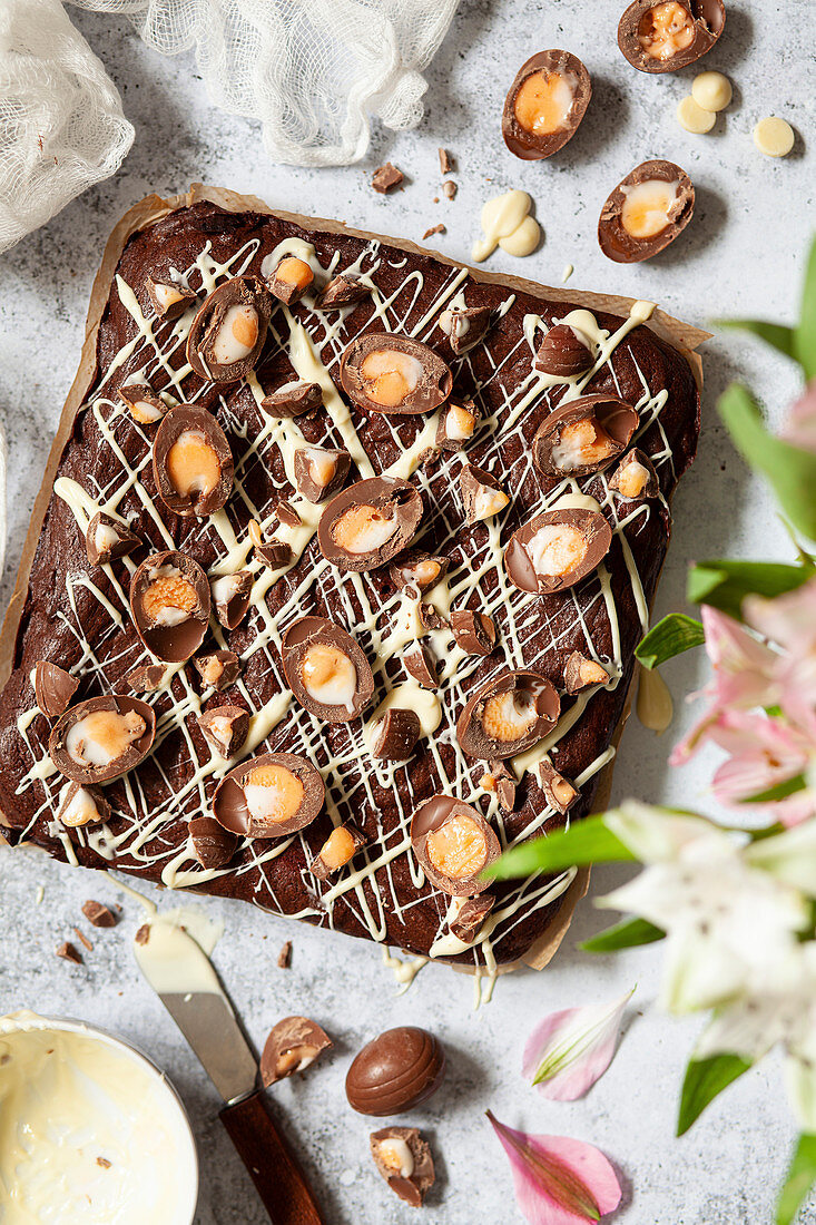 Oster-Brownies mit weißer Schokoglasur und kleinen Schoko-Ostereiern