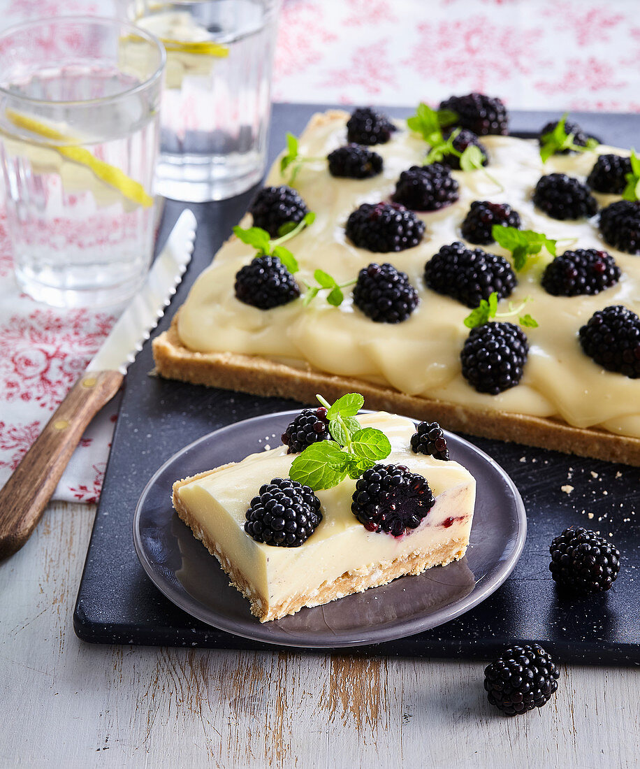Non-baked cuts with lemon cream and blackberries