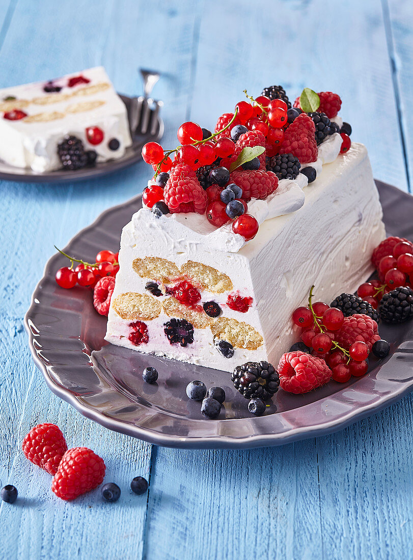 Non-baked yoghurt cake with biscuits and fruits