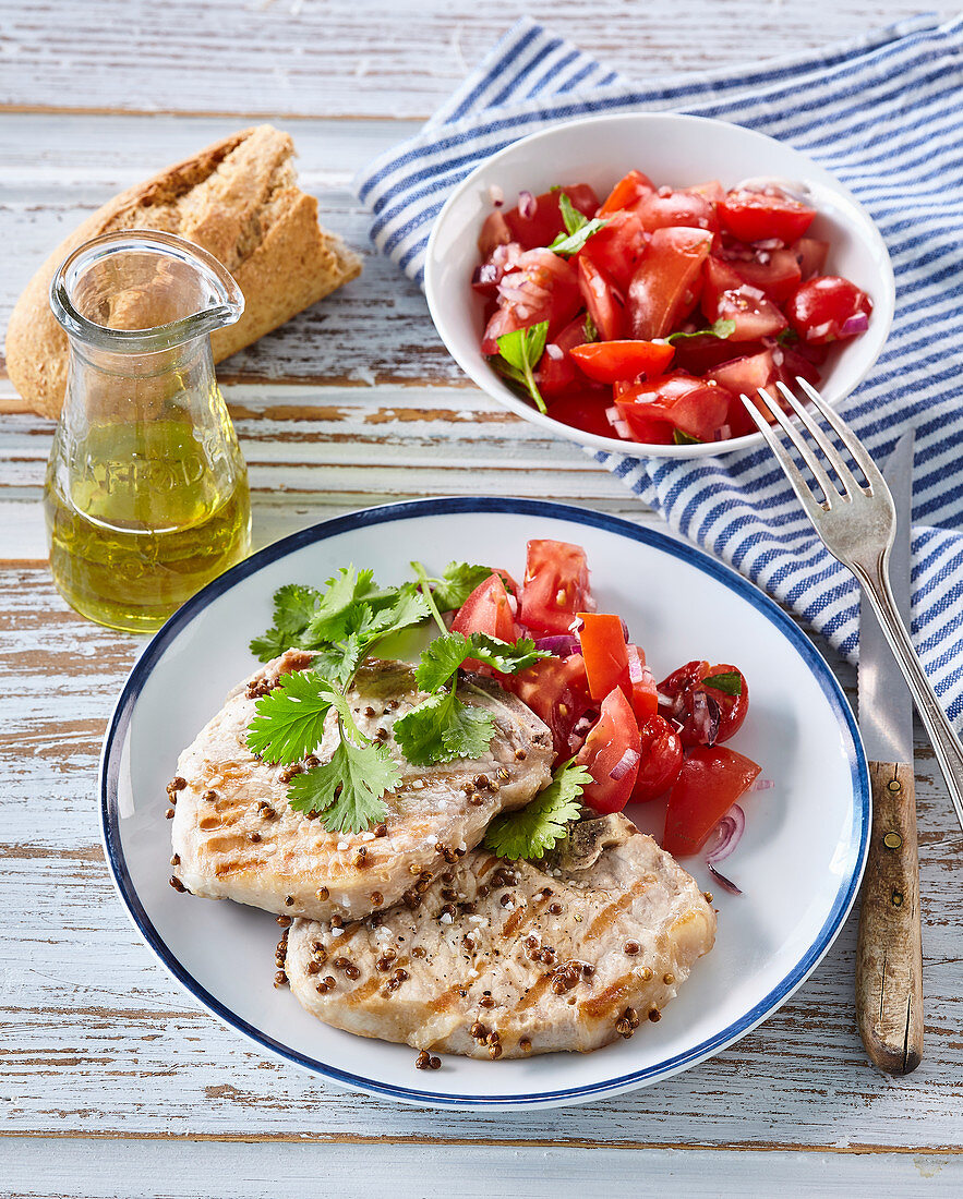 Koriander-Schweinekoteletts mit Tomatensalat