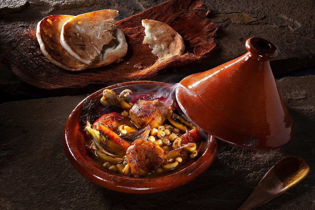Tajine mit Hähnchenkeulen und Gemüse (Marokko)