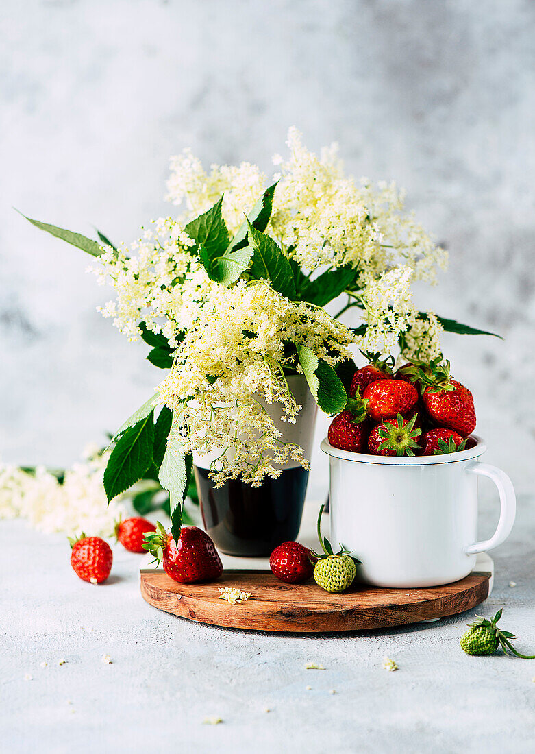 Erdbeeren und Holunderblüten