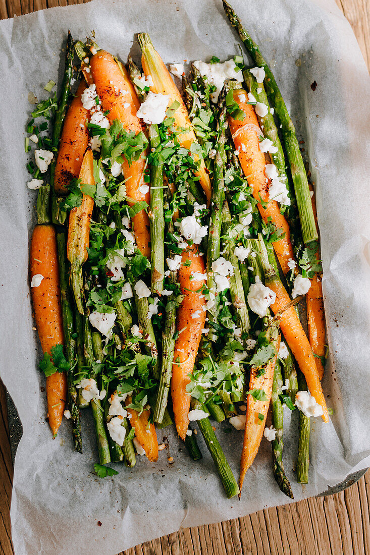 Geröstete Möhren und Spargel mit Feta