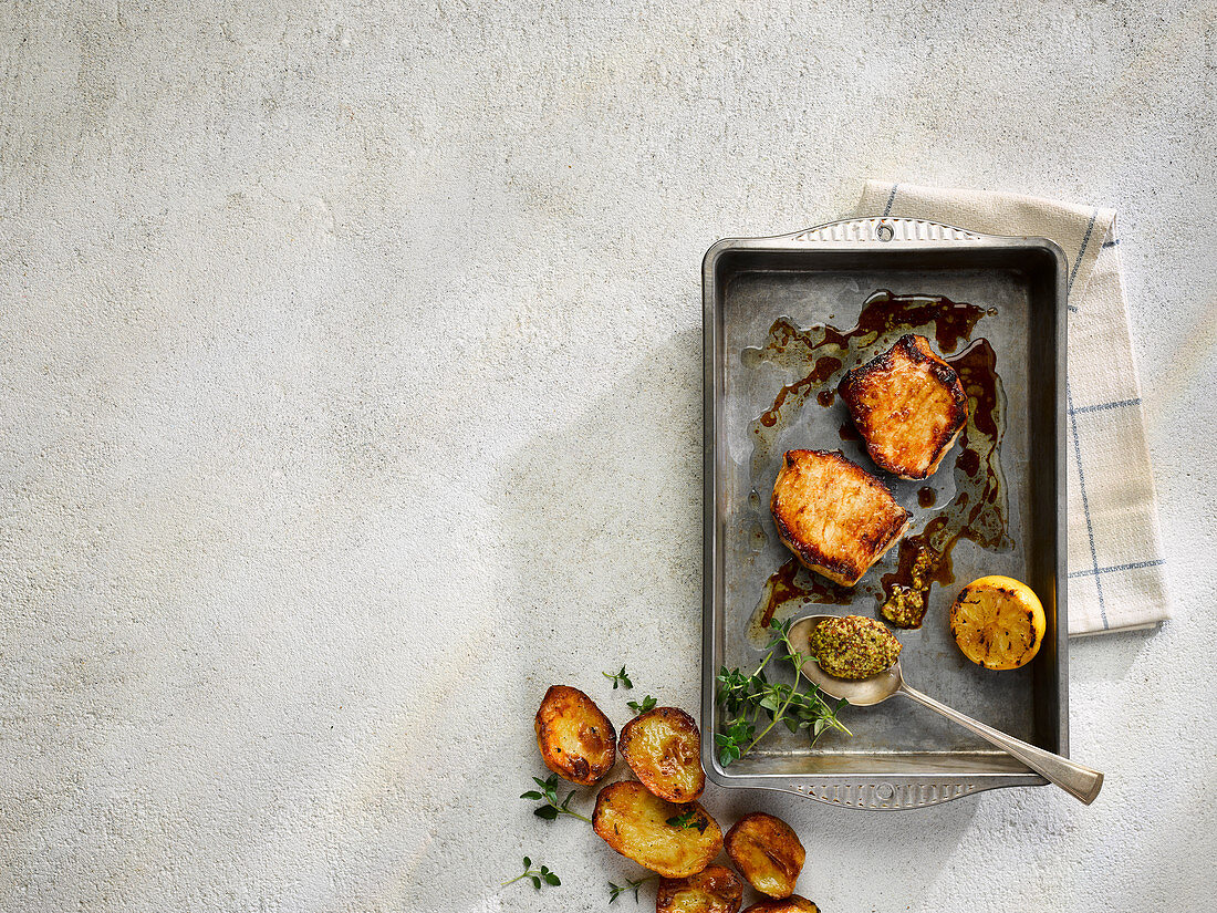 Fried pork medallions with potatoes and lemon