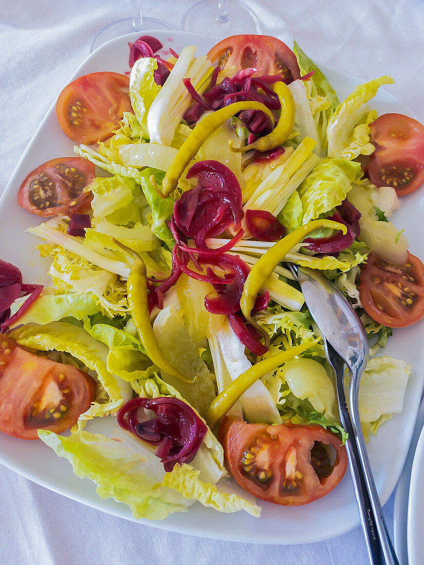 Gemischter Salat mit Tomaten und Peperoni