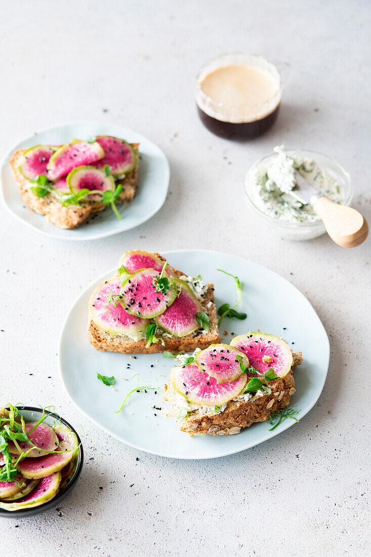 Toast mit Wassermelonenrettich