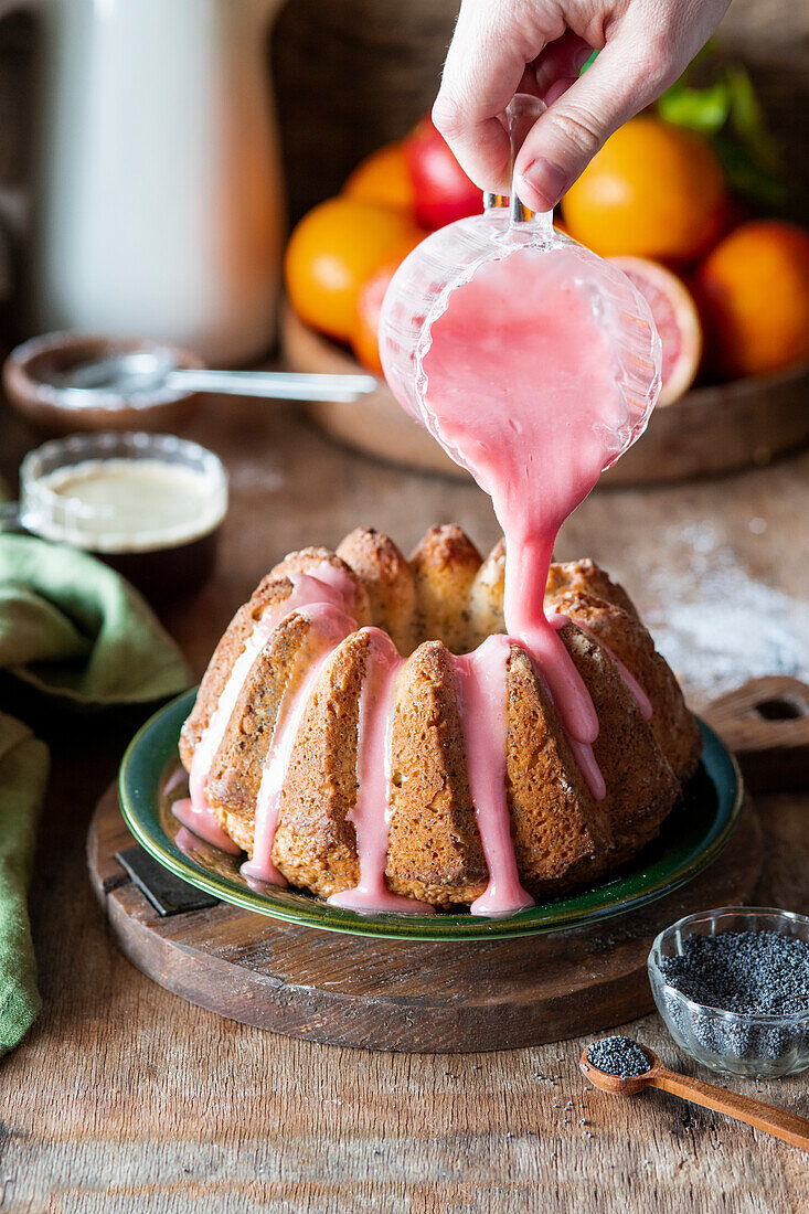 Blutorangenkuchen mit Mohn und Zuckerglasur