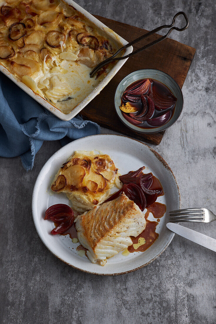 Kabeljau mit Kartoffelgratin und eingelegten Zwiebeln