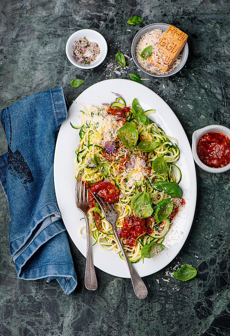 Low carb zucchini spaghetti with fresh tomato sauce