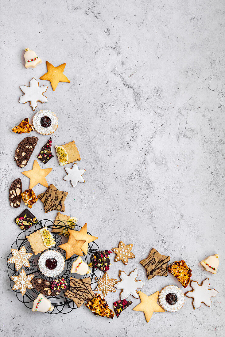 Verschiedene Weihnachtsplätzchen am Bildrand arrangiert