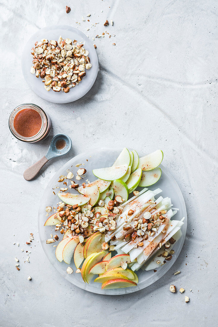 Kohlrabi-Apfel-Salat mit Nüssen und Johannisbeerdressing