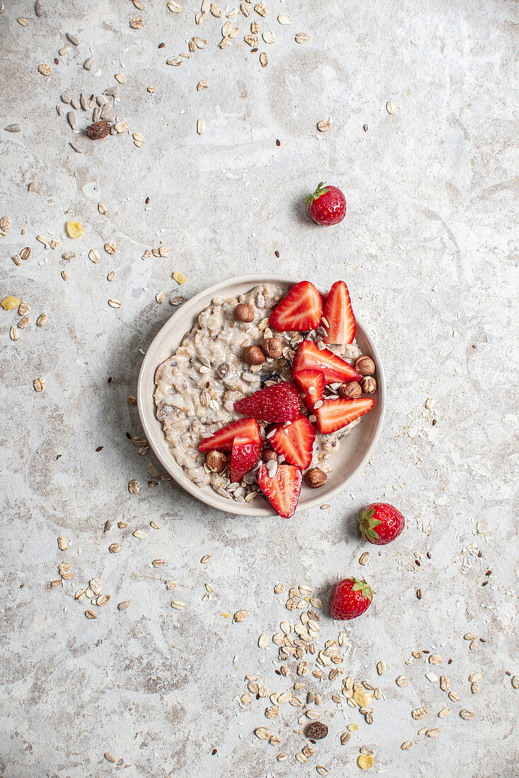 Oatmeal with strawberries and hazelnuts