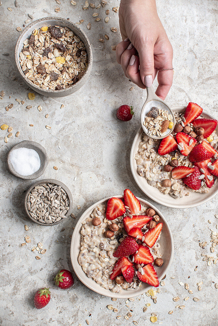 Porridge mit Erdbeeren und Haselnüssen