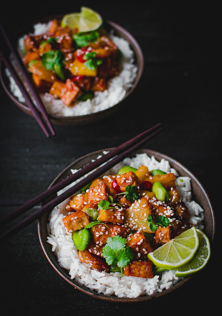 Rice with tofu, pineapple and broad beans