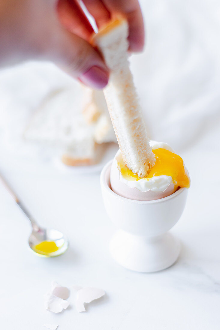 Weichgekochtes Ei mit Toast-Stick zum Dippen