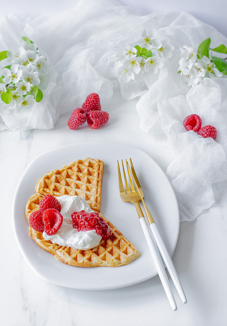 Waffeln mit Joghurt und Himbeeren