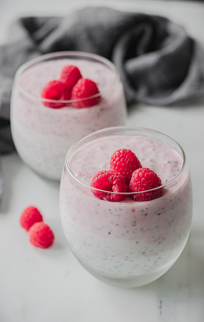 Joghurt mit Chia und Himbeeren