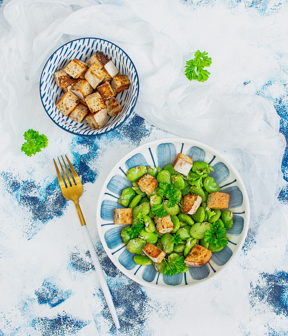 Saubohnensalat mit Croûtons