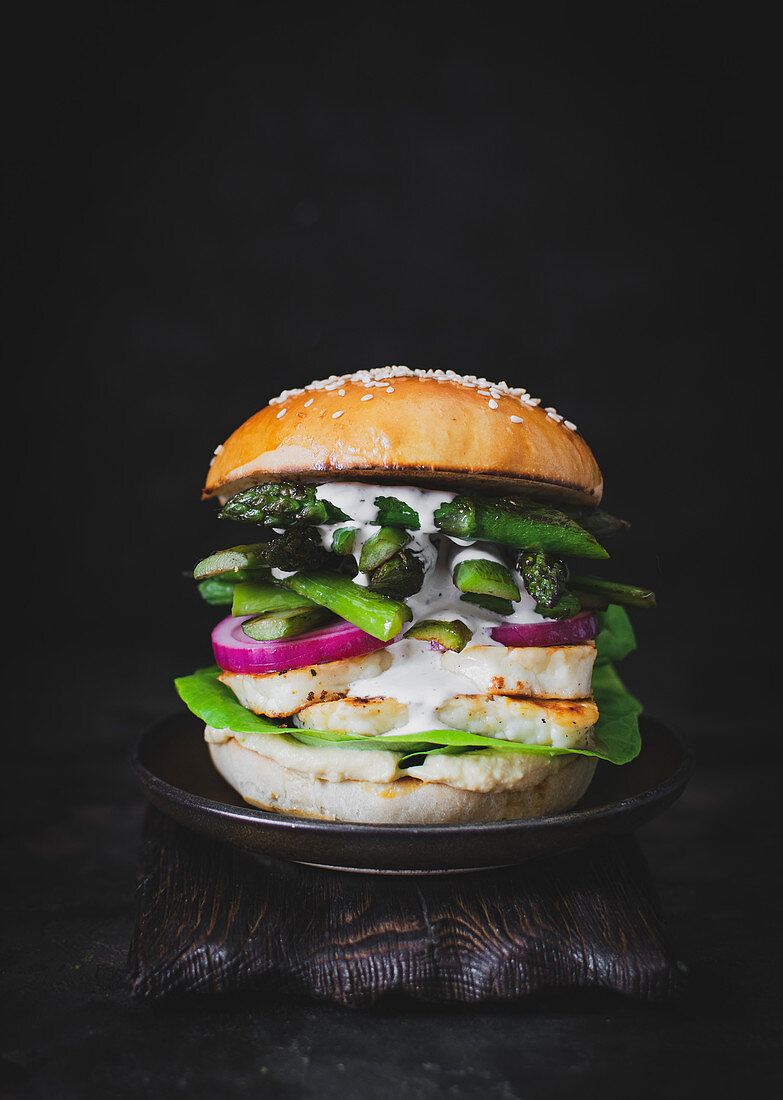 Burger with hallumi cheese, grilled asparagus and pickled onions