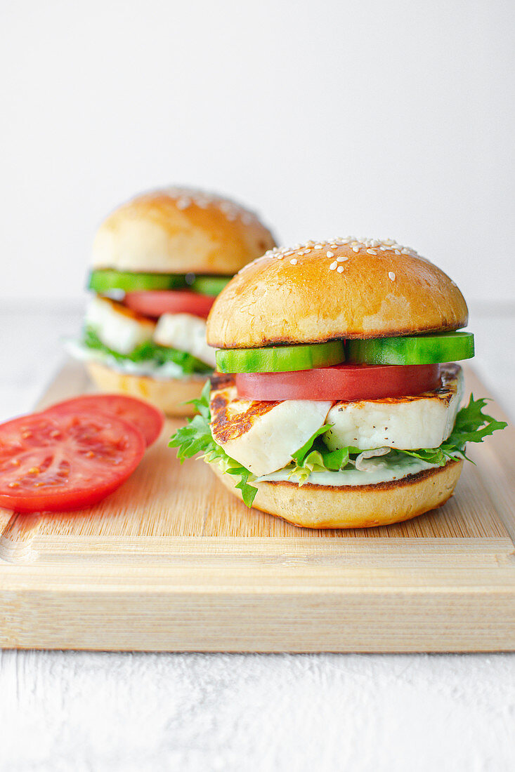 Burger with halloumi cheese, tomato and cucumber