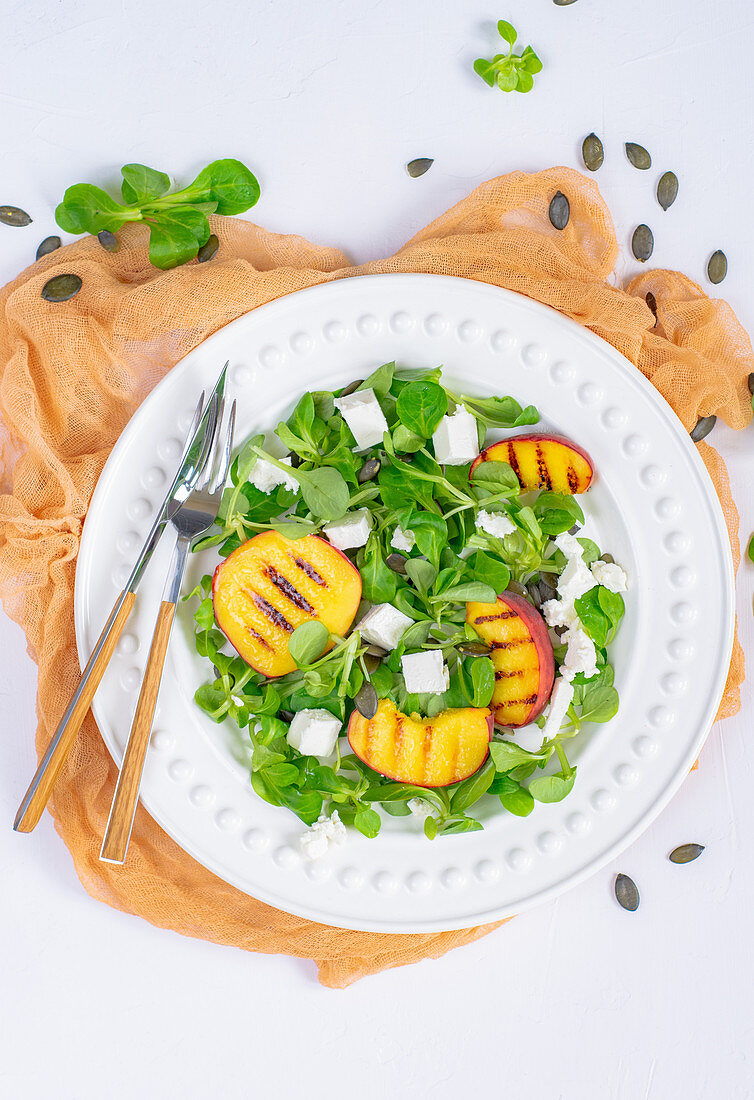 Feldsalat mit gegrillten Pfirsichen und Käse