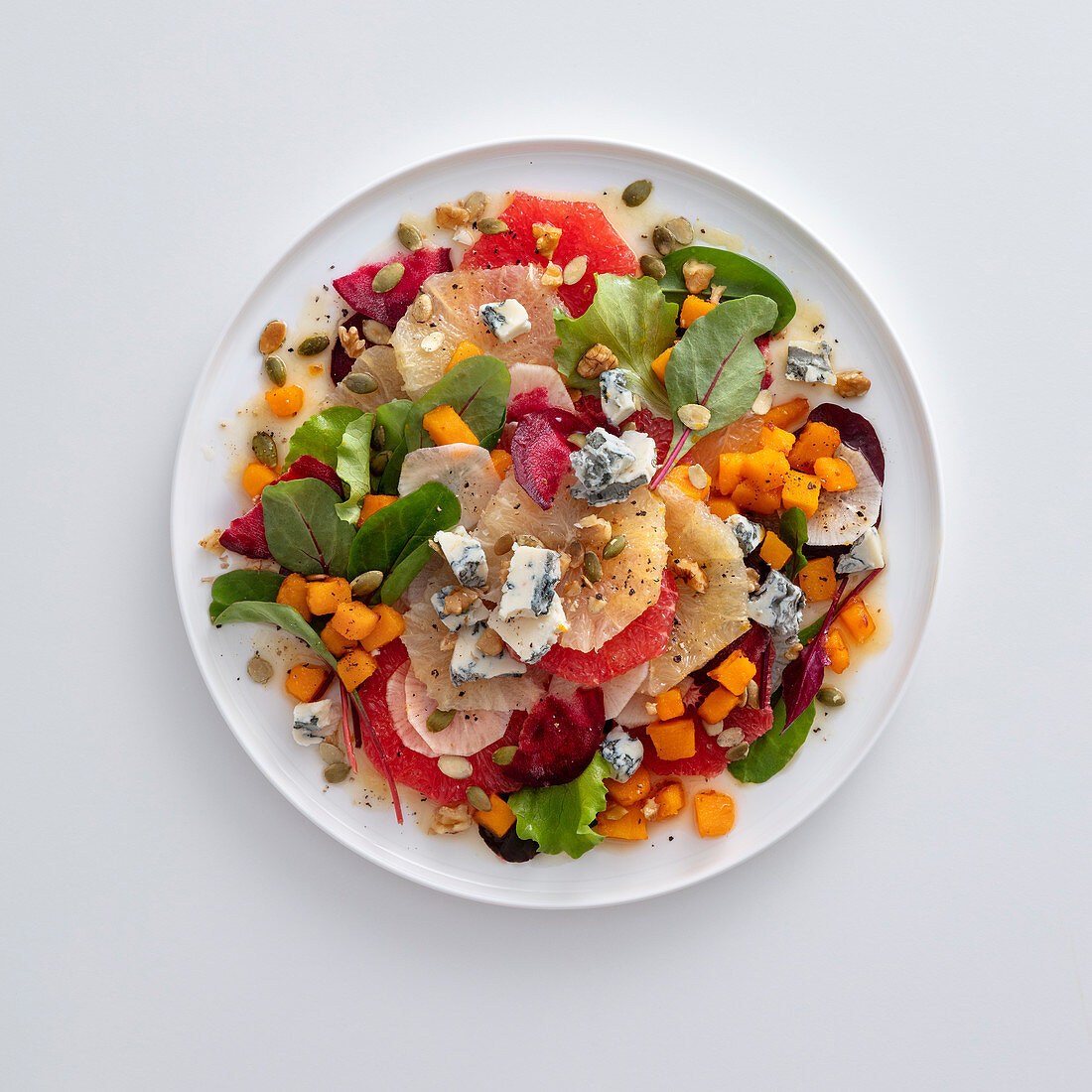 Zitrussalat mit Kürbiswürfeln und Roquefort