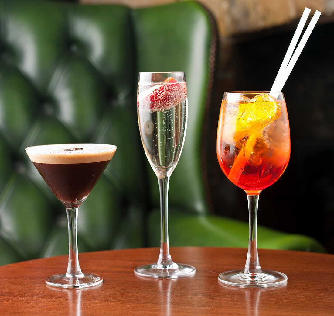 Kaffee-Martini, Champagnercocktail mit Erdbeere, Aperol Spritz