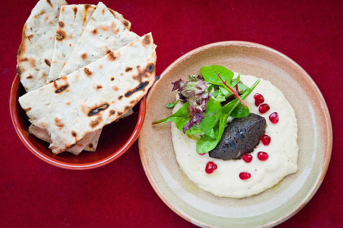 Houmus with pomegranate seed and salad with flat bread