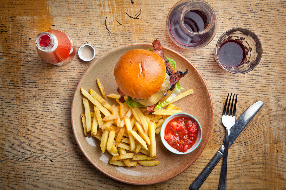 Beef Burger mit Speck und geschmolzenem Käse