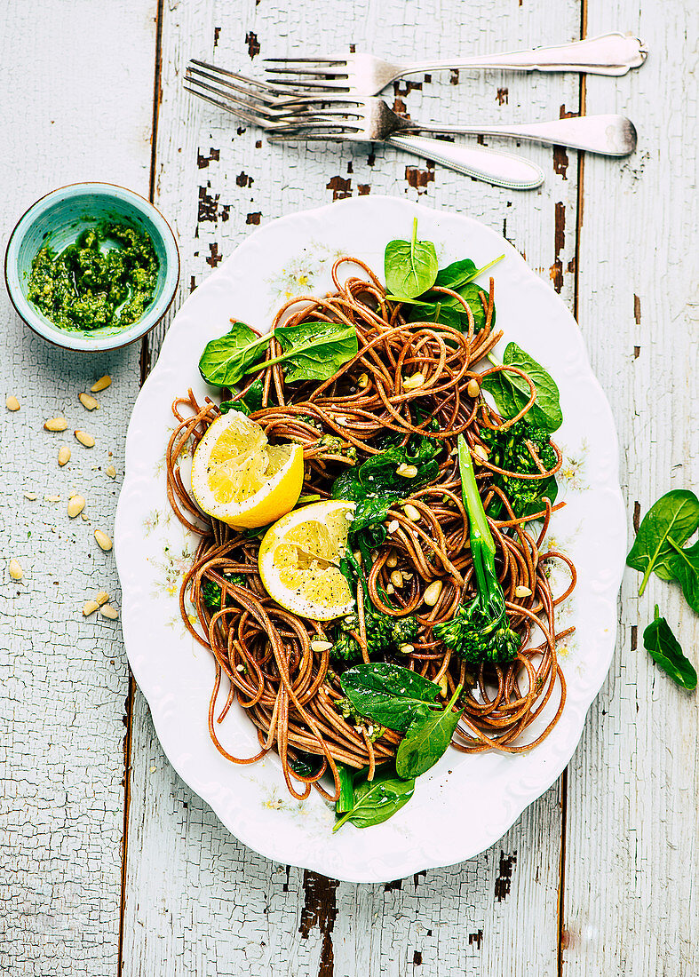 Dinkelspaghetti mit Spinat, Broccolini und Pesto